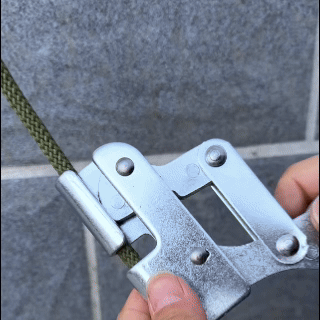 Self-Locking Climbing Rope Grab